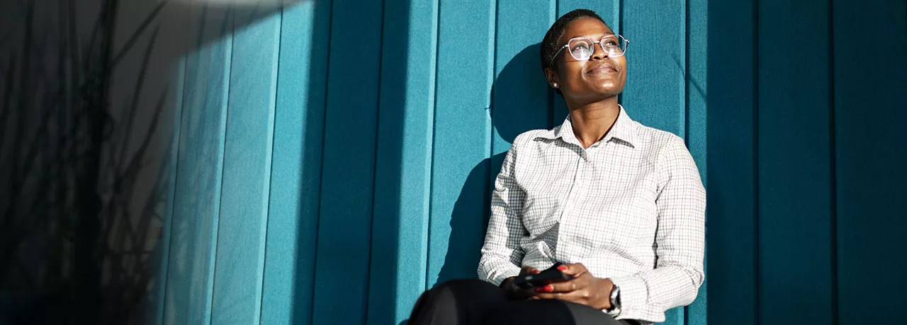 Jovem profissional descansa durante uma pausa no dia de trabalho
