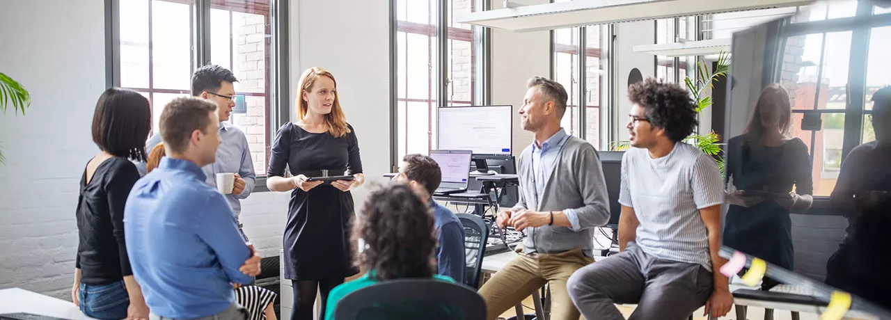 Grupo de trabalho conversa sobre um projeto em uma sala moderna