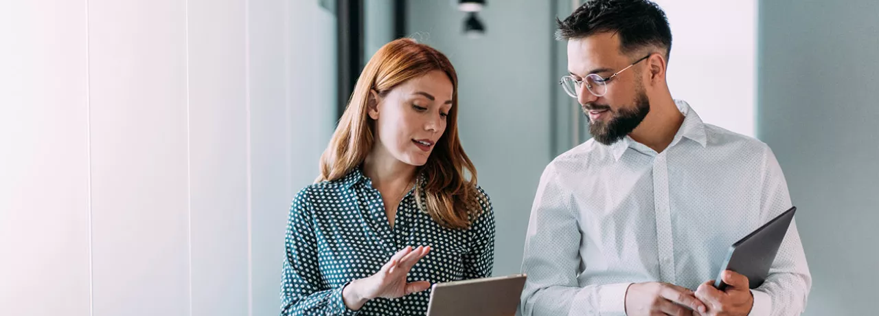 duas pessoas conversando enquanto observam algo 