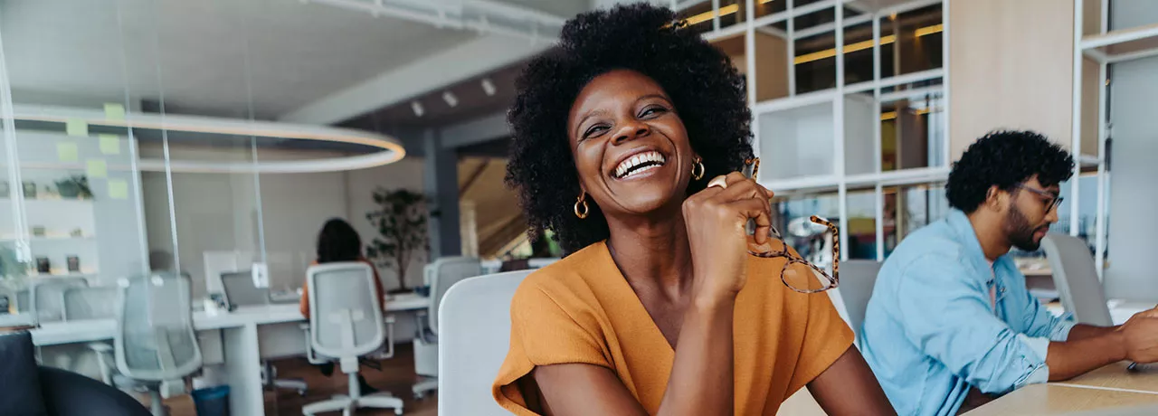mulher feliz no ambiente de trabalho.