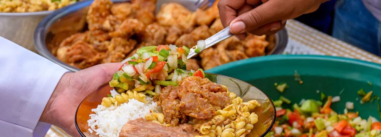 Foto mostra um prato de comida 
