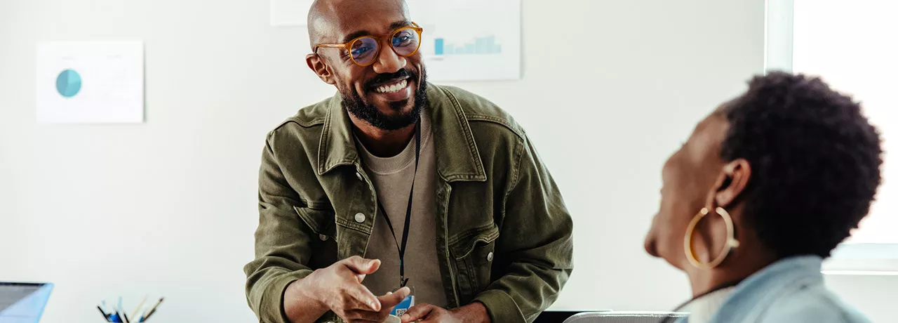 Dois colegas de trabalho conversam amigavelmente depois de uma reunião