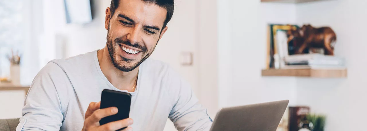 pessoa sorrindo olhando para o celular.