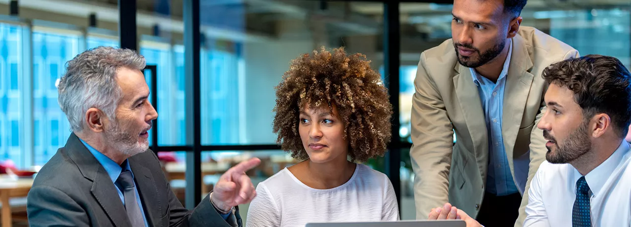 Foto mostra colegas de trabalho conversando