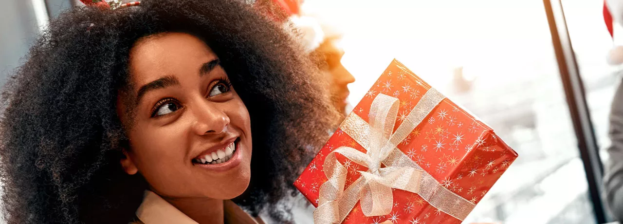 Jovem recebe presente durante festa de amigo secreto no trabalho