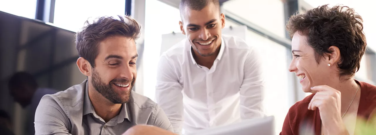 Três funcionários conversam sobre a importância de ter benefícios personalizados