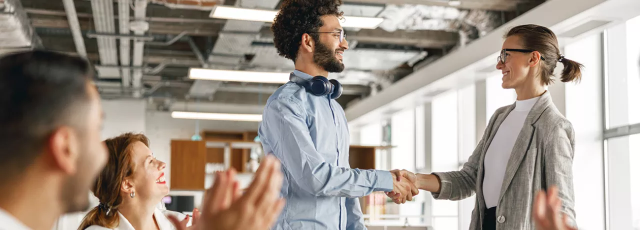 Nova funcionária é recebida pelo seus colegas de trabalho