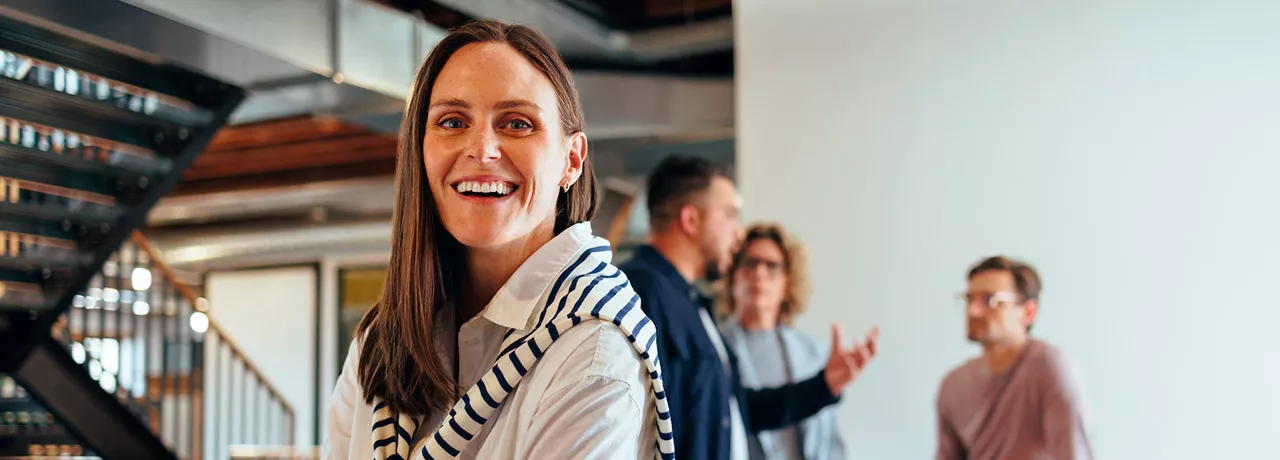 Executiva comemora a melhora da imagem corporativa da empresa em que trabalha