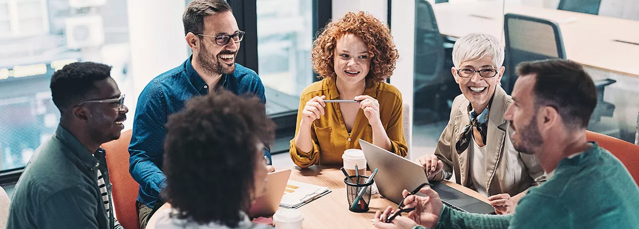 várias pessoas conversando em reunião.