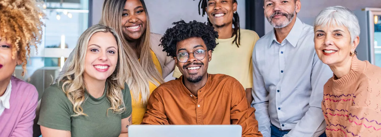Colegas de trabalho fazem reunião descontraída no café
