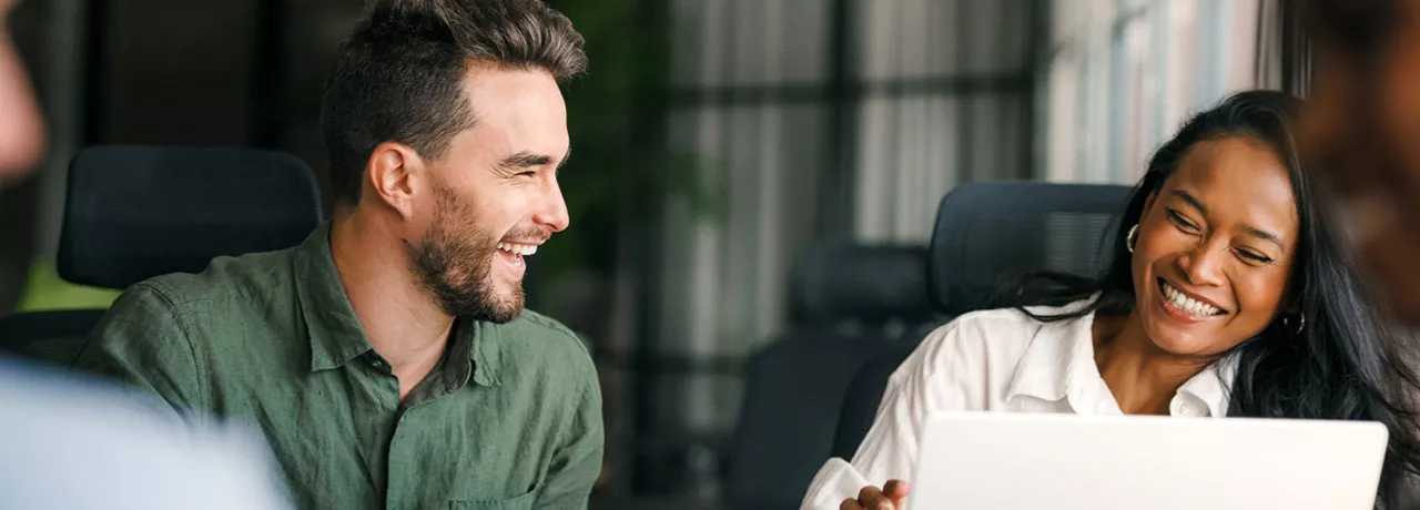 Grupo de trabalho faz uma reunião animada na empresa