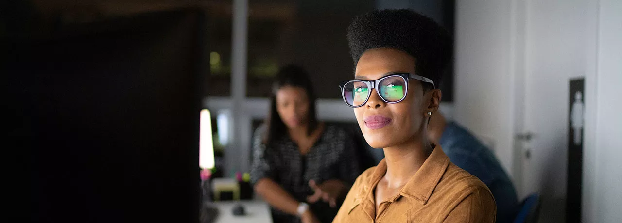 mulher olhando para uma tela.