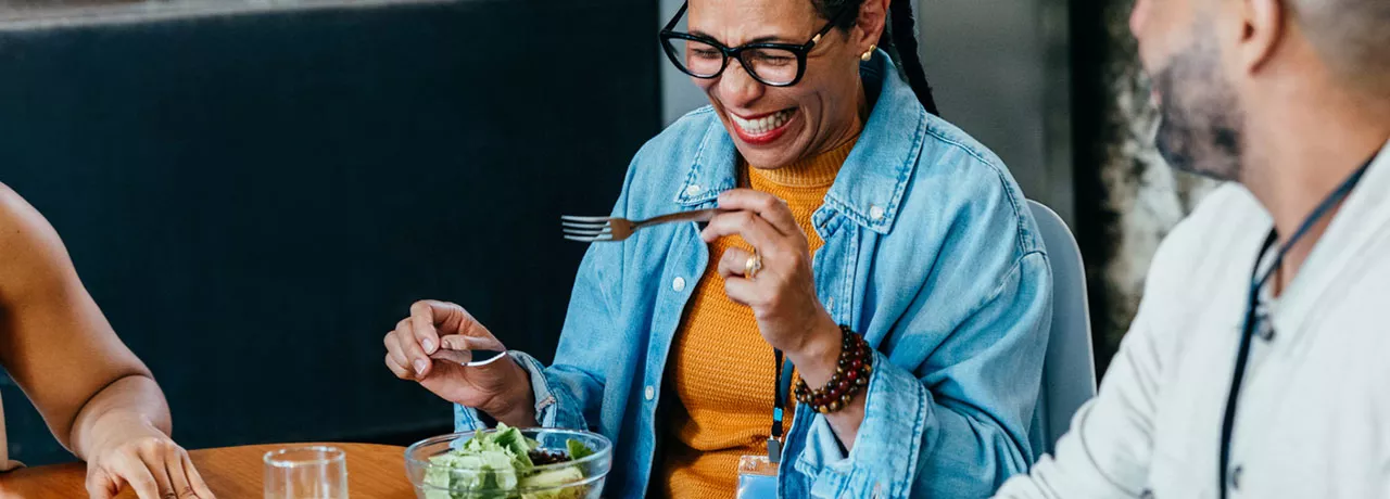 trabalhadores felizes almoçando e conversando.