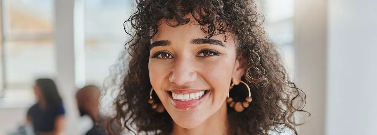 mulher sorrindo para a câmera.