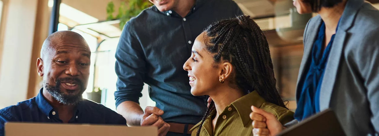 pessoas conversando no escritório.