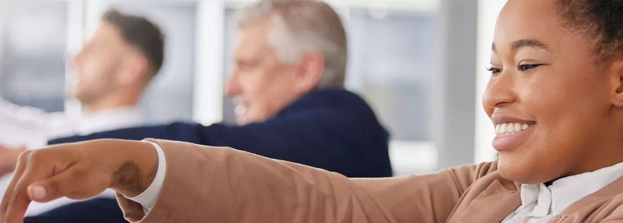 pessoas fazendo ginástica laboral juntas.