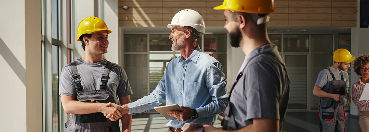 profissionais utilizando EPI enquanto conversam.