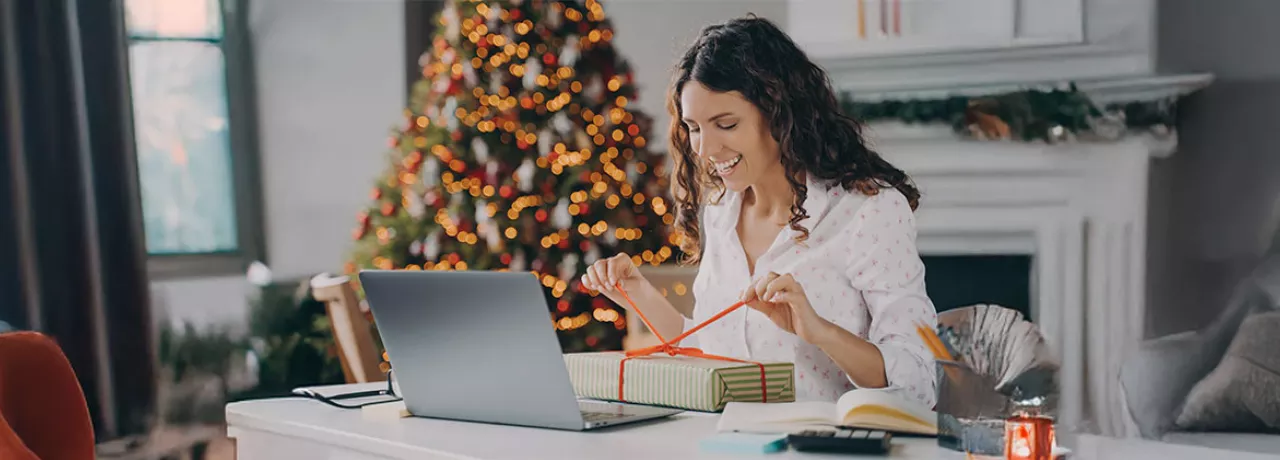 Funcionária abre o presente que comprou com gift card da empresa