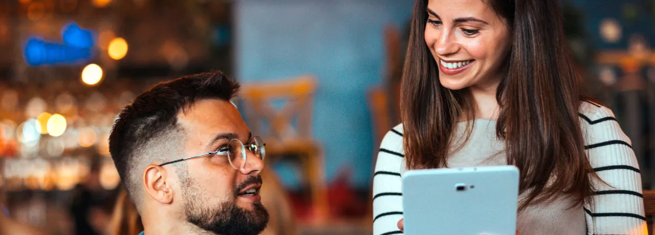 Duas pessoas conversam em um restaurante