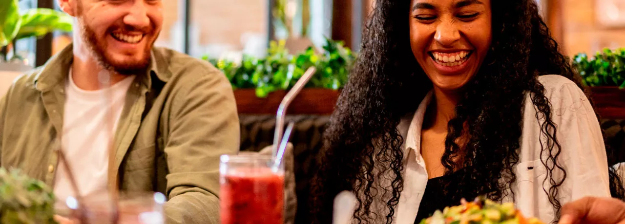 Dois amigos se divertem no almoço no restaurante