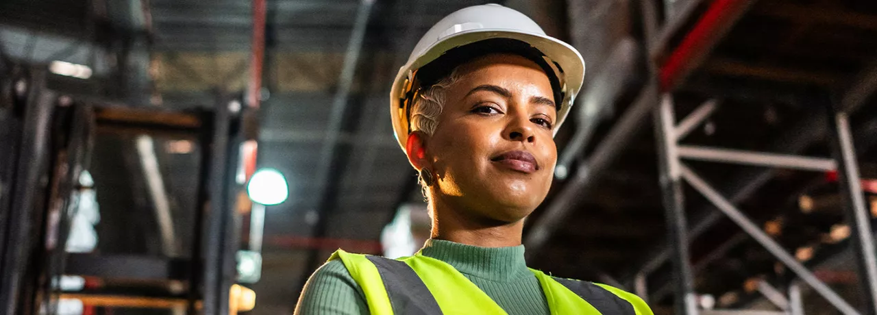 colaboradora em armazém utilizando EPI.