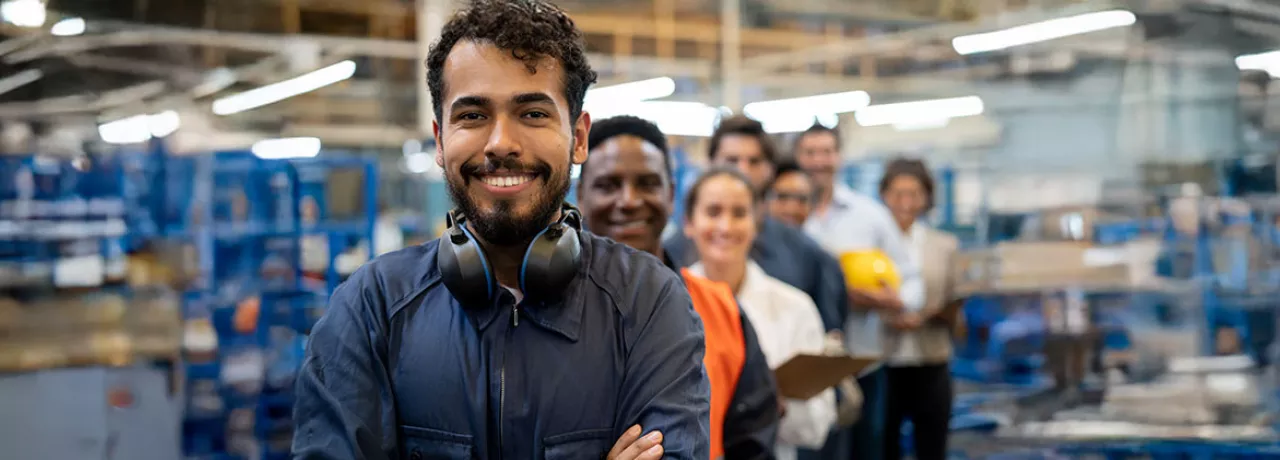 pessoas em fila sorrindo em ambiente de trabalho.