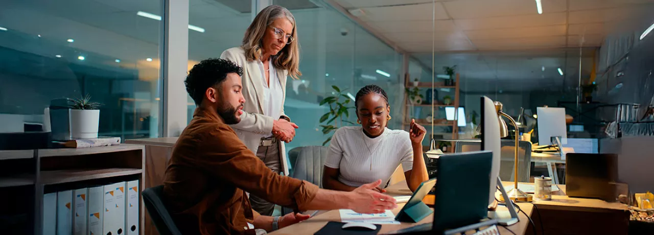 Foto mostra uma equipe fazendo reunião de trabalho numa sala