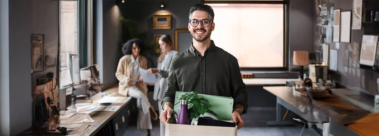Homem deixa o lugar de trabalho. Ele pediu demissão no final do ano.