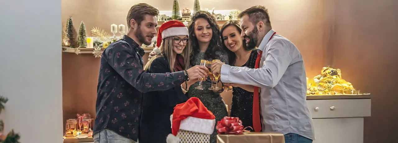 grupo de pessoas comemorando o natal juntas.