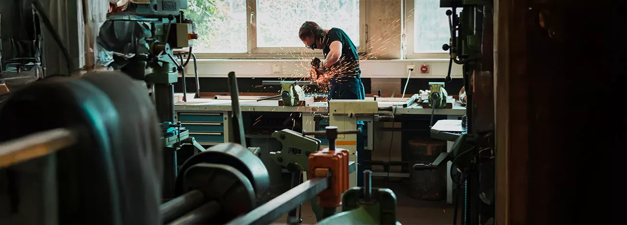 pessoa utilizando serra circular em oficina.