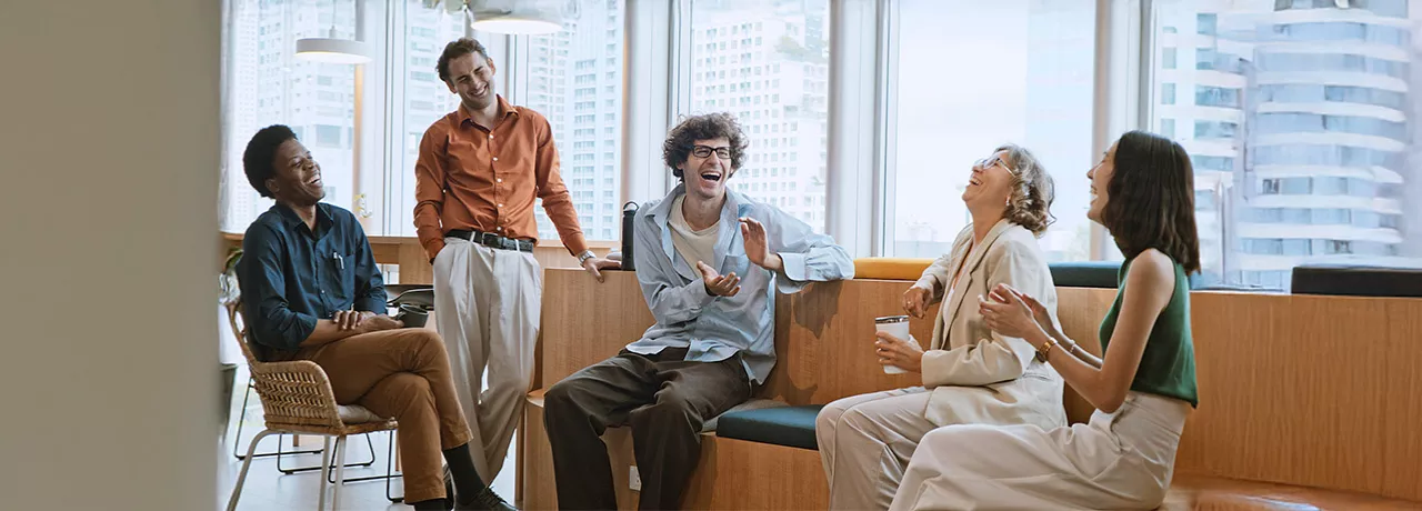 Grupo de colegas de trabalho se diverte em uma atividade de team building