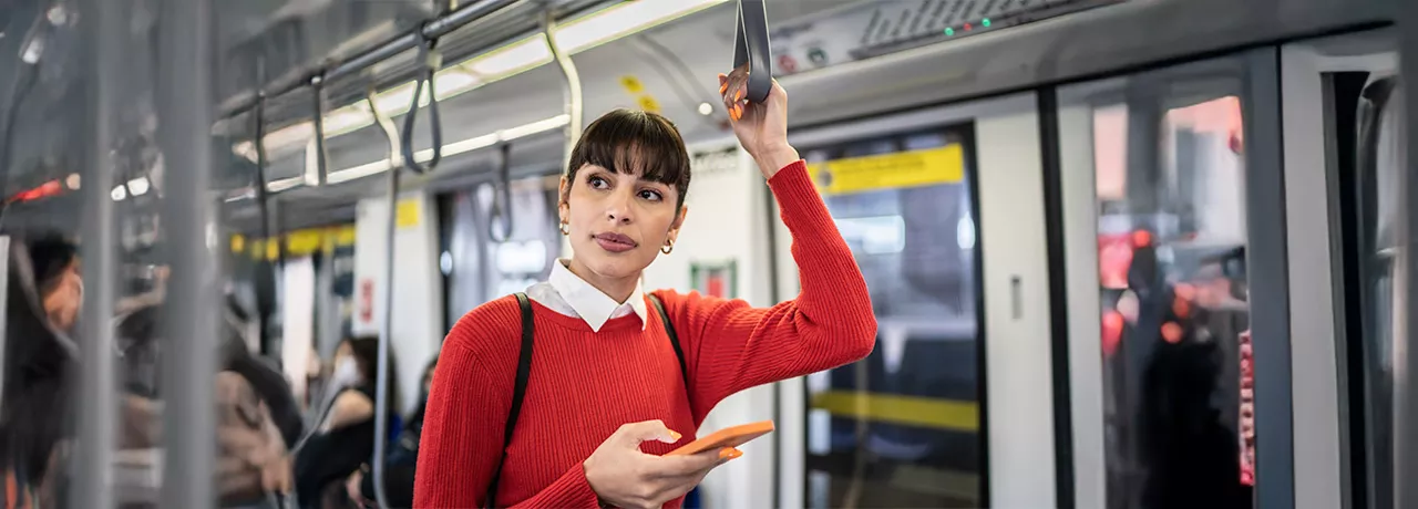 Foto mostra uma mulher andando no metrô a caminho do seu local de trabalho