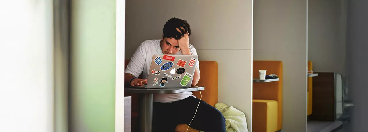 Foto mostra uma pessoa preocupada em seu trabalho