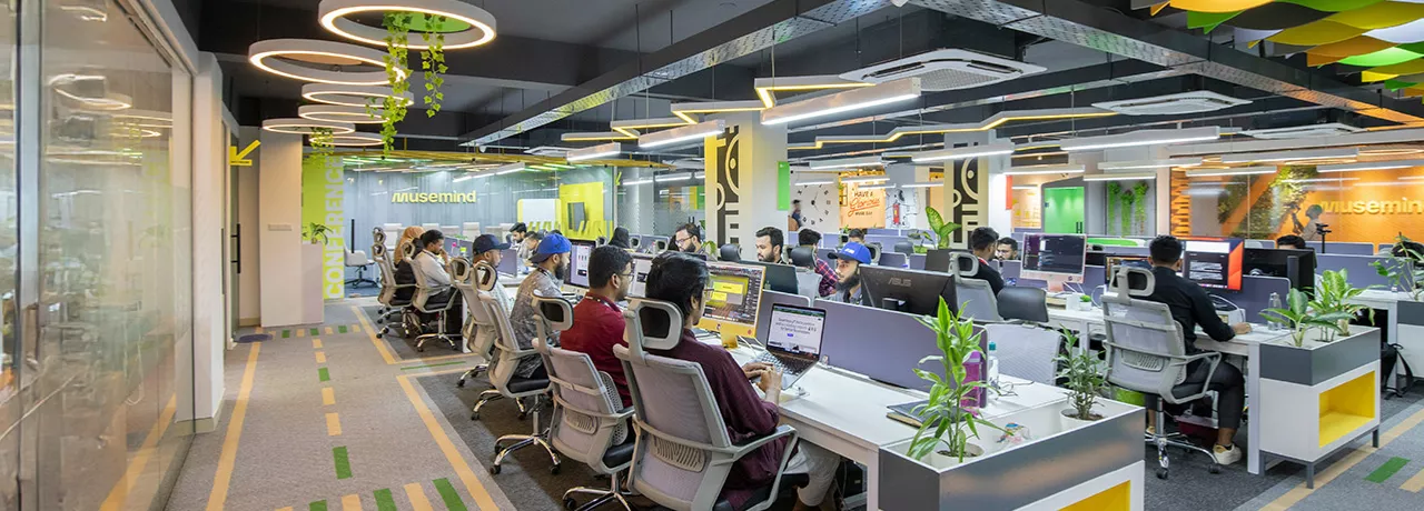 Foto mostra pessoas trabalhando em um escritório amplo