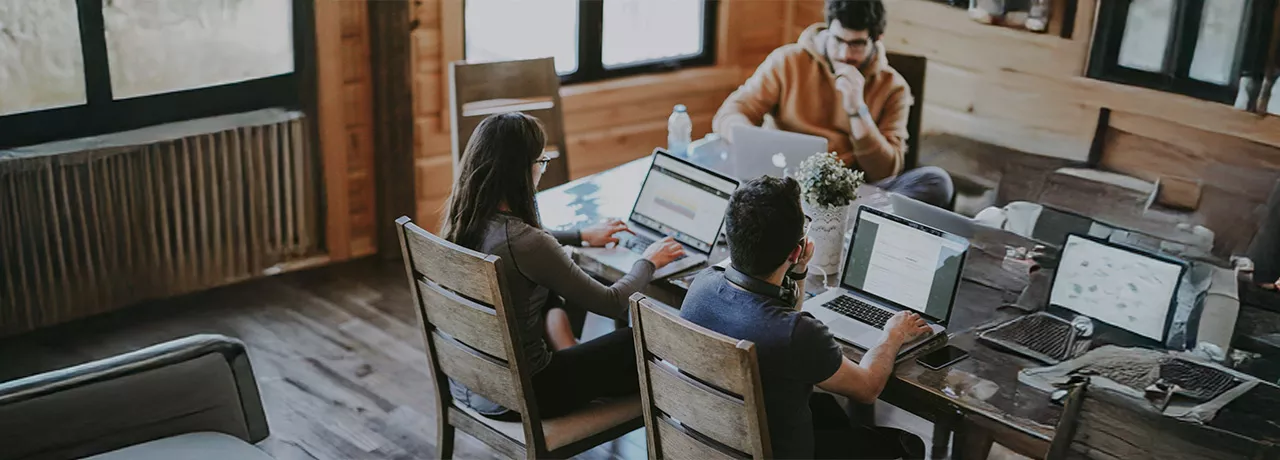 Foto mostra um grupo de pessoas trabalhando em um escritório