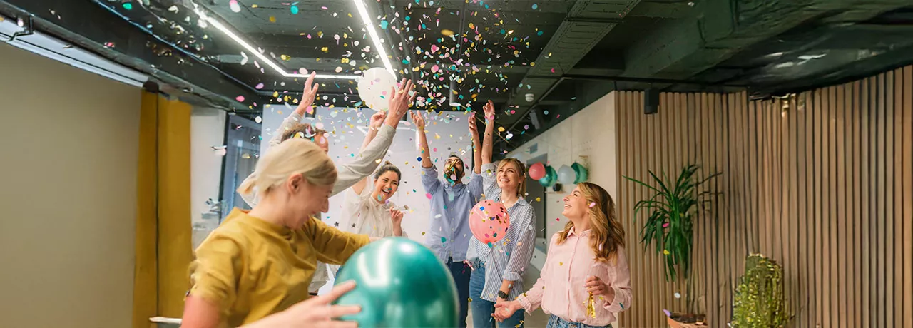 equipe festejando em ambiente corporativo.