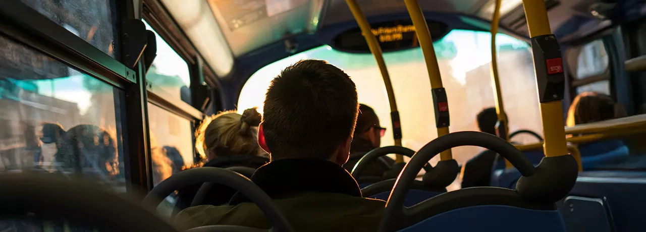pessoa sentada em ônibus.