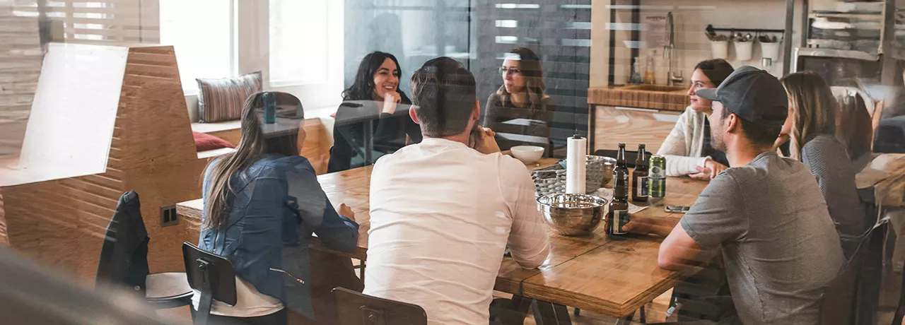 grupo de pessoas conversando. 