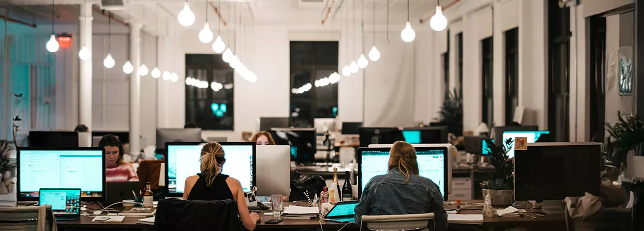 time trabalhando em escritório.