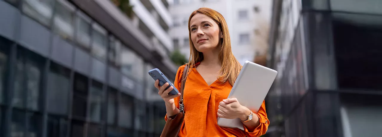 mulher com notebook e celular.