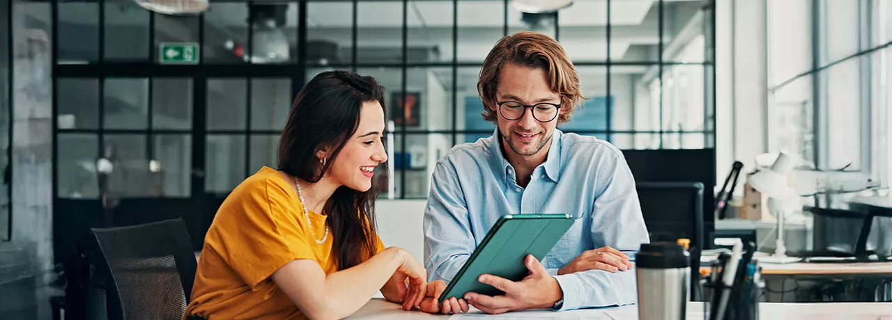 duas pessoas discutindo sobre algo em tablet.