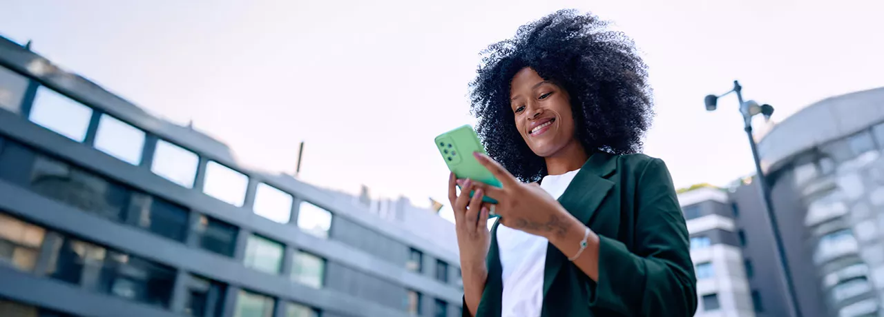 Foto mostra uma mulher acessando o smartphone