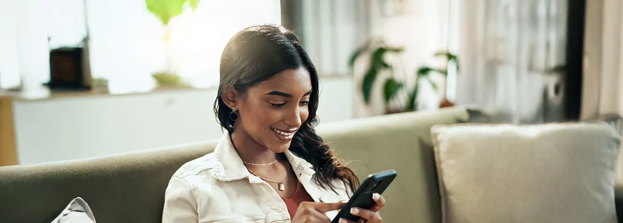 Mulher faz compra com Pluxee no delivery do iFood