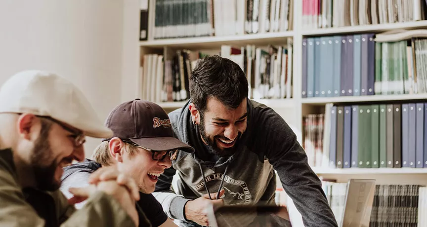 Bom humor é fundamental, inclusive no trabalho. Leia mais sobre o assunto
