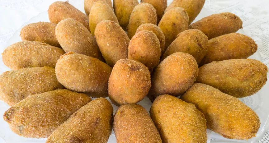 Prato com vários bolinhos de taioba 