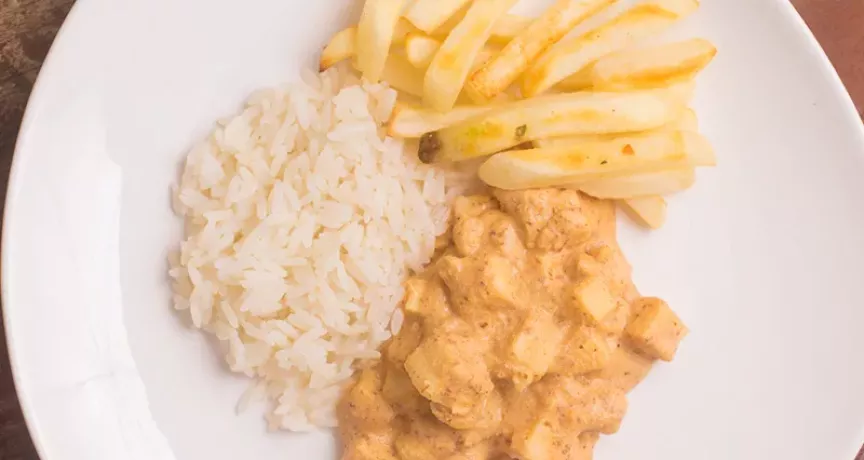 Prato com arroz, Estrogonofe e batata fria 