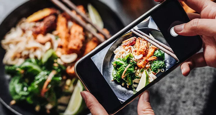 Boas fotos dos pratos do restaurante usando celular