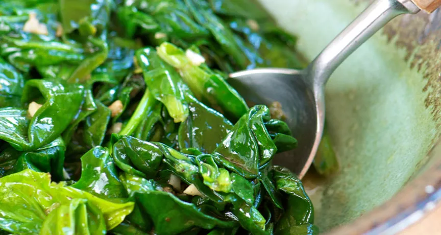 O espinafre é melhor digerido se for preparado antes na panela. Saiba mais