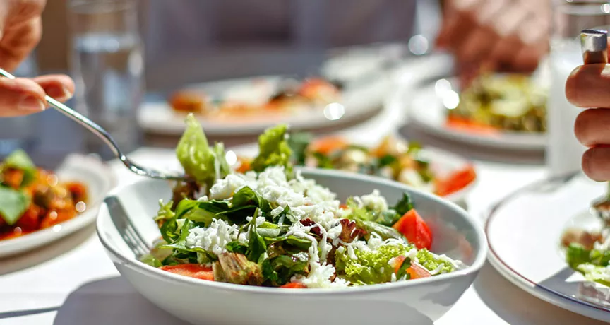 Entenda a diferença entre o vale-alimentação e o vale-refeição