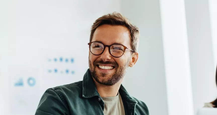 Infográfico sobre como a felicidade no trabalho impacta a criatividade dos colaboradores